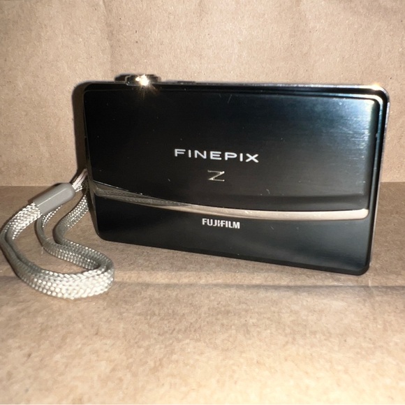 Fujifilm Finepix Z90 14.2 MP Digital Camera (Camera and charger) - Picture 2 of 9